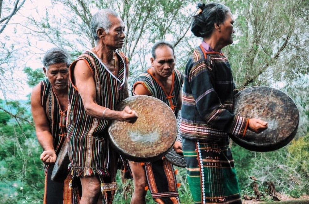 Tham quan hang đá Đăk Tuar để hiểu rõ hơn về văn hoá của người M'nông. 