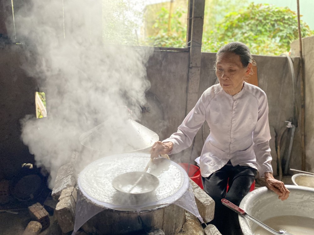 Bánh tráng Hòa Đa có thể mang về làm quà cho gia đình.