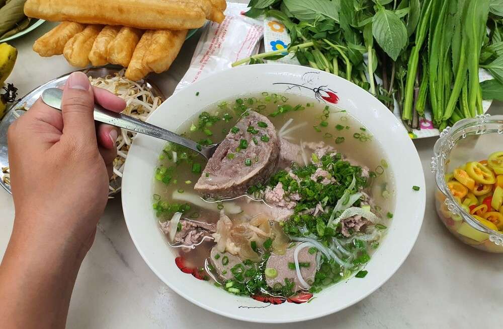 Thưởng thức món phở tại khu vực cầu Sài Gòn (Ảnh: Tạp chí Du lịch)