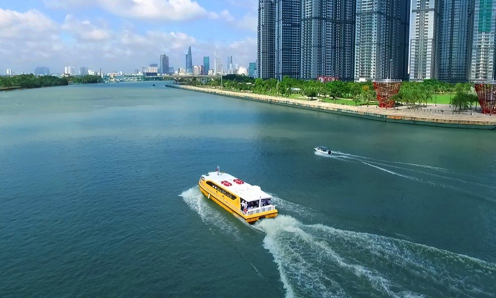 Waterbus là dịch vụ nổi bật được nhiều du khách ưa chuộng khi đến Bến Bạch Đằng Sài Gòn. 