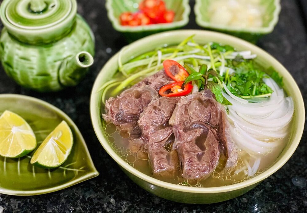 Tô phở bò tái chín đầy đặn, hấp dẫn tại Phở 10 Lý Quốc Sư (Ảnh: Sưu tầm internet)