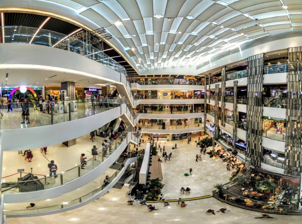 Bên trong trung tâm thương mại Saigon Centre cực kỳ sầm uất. 
