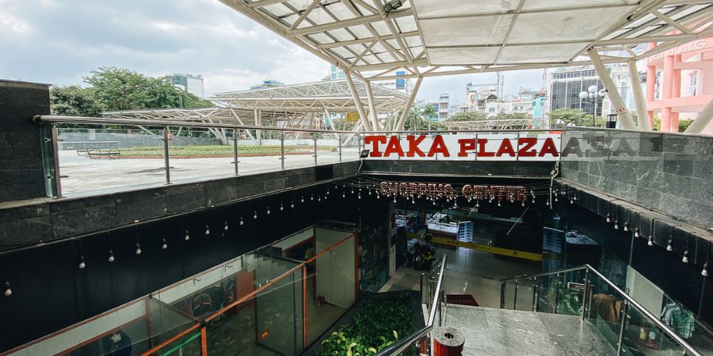 Khu Taka Plaza dưới lòng đất tại công viên.