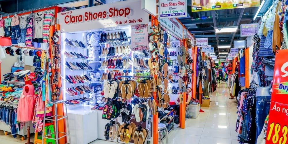 Khu Taka Plaza là thiên đường mua sắm bên trong chợ. 