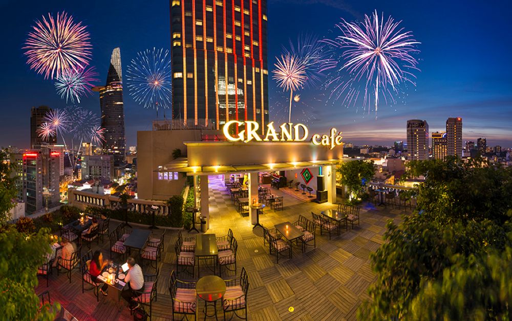 Không gian ngắm pháo hoa ở Sài Gòn tại Rooftop GRAND Lounge. 