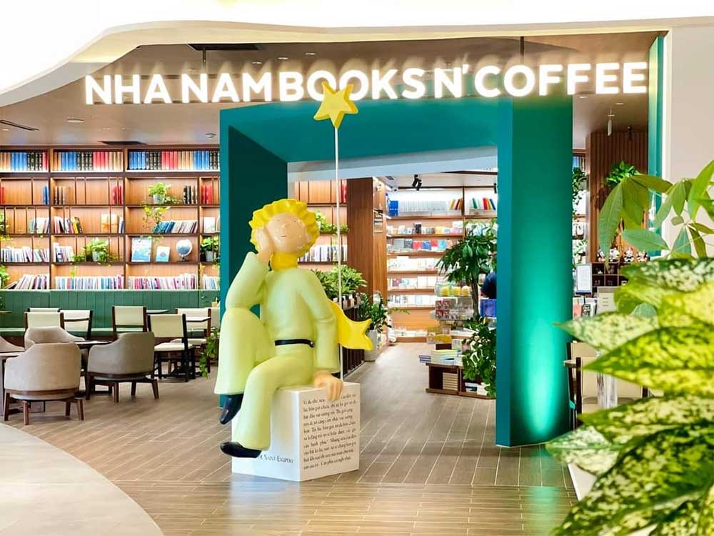 Quán Nhã Nam Books N' Coffee không gian xanh mát, dễ chịu.  