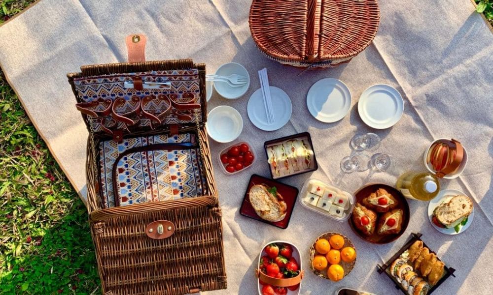 Lưu ý chuẩn bị đồ ăn nhẹ đi picnic tại công viên Yên Hoa.