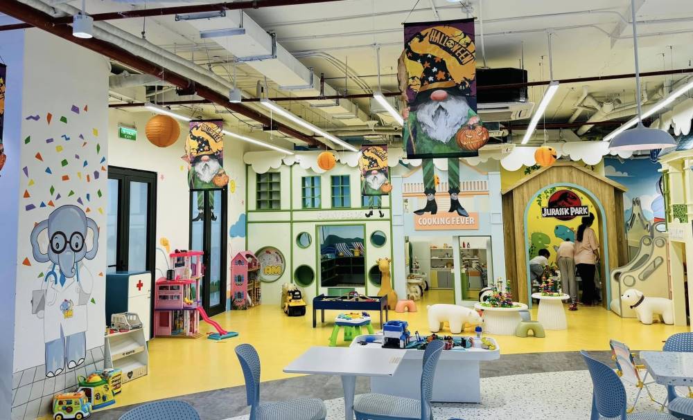 AM Kidzone được thiết kế với tông màu vàng chủ đạo 
