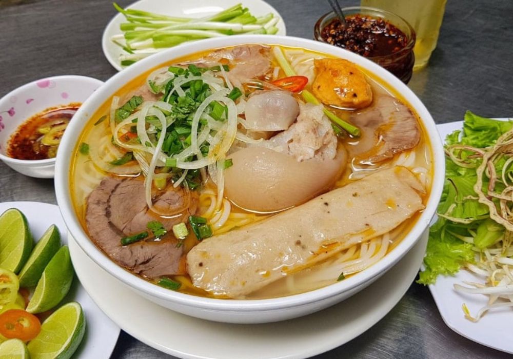 Bạn có thể thử thêm chả cua và chả giò để phần ăn hấp dẫn hơn (Ảnh: Sưu tầm Internet)