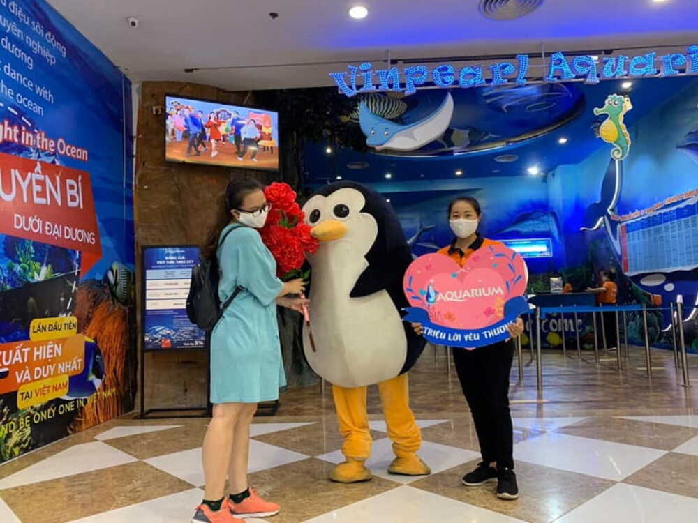 Chụp ảnh cùng Mascot là một hoạt động thú vị tại Vinpearl Aquarium