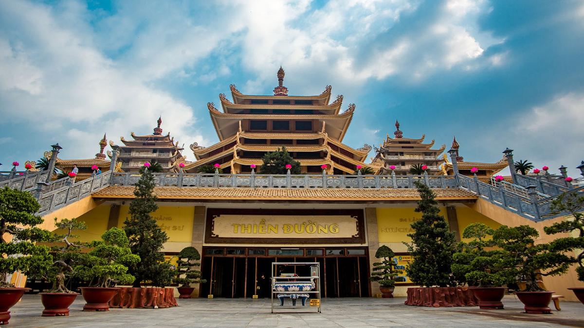 CHÙA VẠN ĐỨC NẰM TRÊN ĐƯỜNG TÔ NGỌC VÂN VỚI CẢNH QUAN TRANG NGHIÊM VÀ RỘNG RÃI