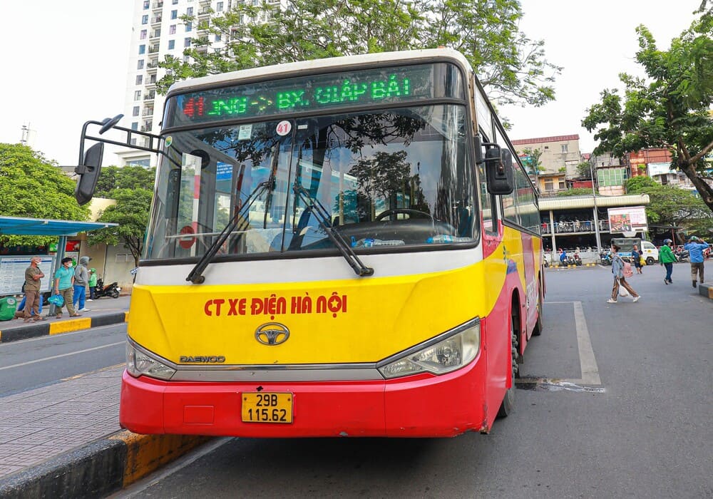 Nếu chọn di chuyển bằng xe bus, bạn có thể bắt tuyến xe 41 đi bãi đá sông Hồng