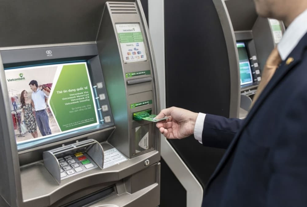 Có các cây ATM rút tiền tiện lợi ngay tại trung tâm thương mại (Ảnh: Sưu tầm Internet)