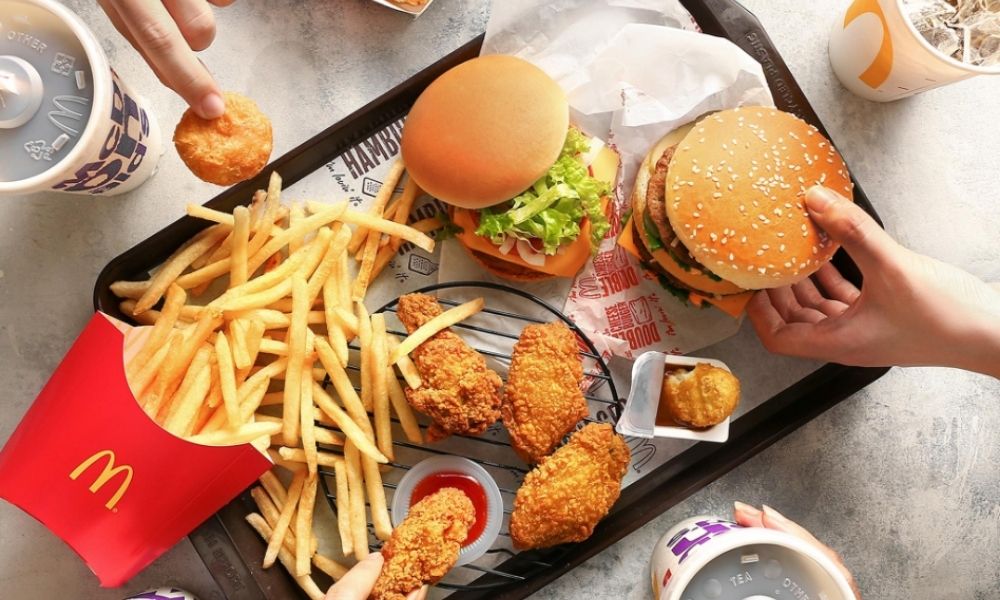 Các phần ăn combo của McDonald's thường đi kèm với nước uống không giới hạn