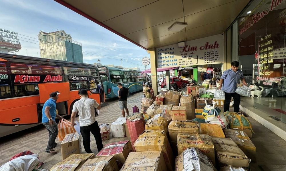 Hành khách có thể đến trực tiếp quầy xe Kim Anh tại bến xe để mua vé và gửi hàng dễ dàng