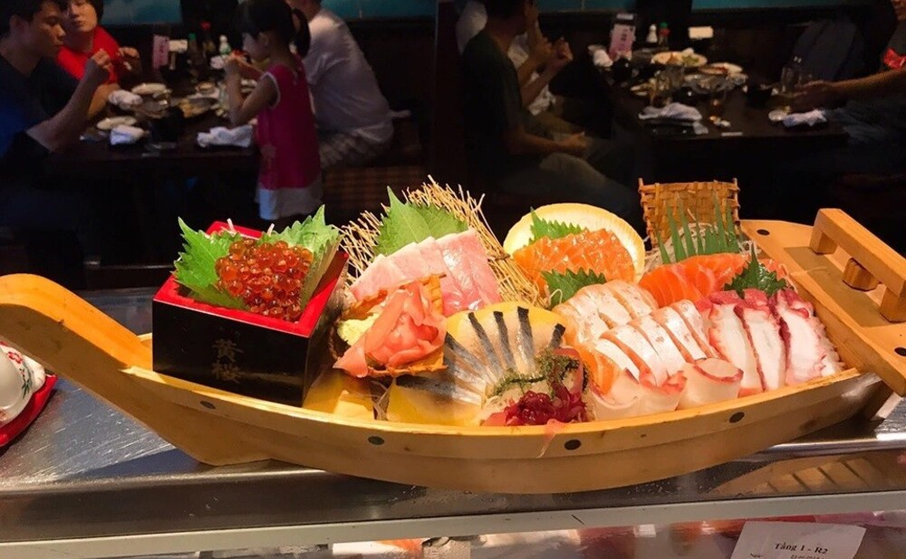 Thuyền sushi - sashimi là món được nhiều thực khách yêu thích
