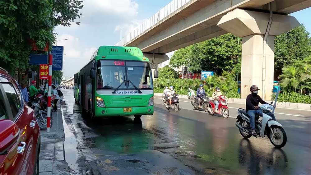 Xe bus là sự lựa chọn tiết kiệm, tránh mưa nắng