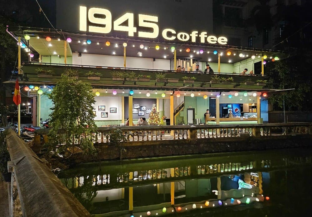 Không gian 1945 Coffee thiết kế 2 tầng rộng thoáng, mang đậm phong cách cổ điển