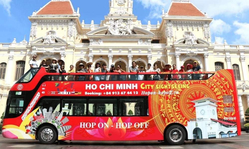 Xe buýt 2 tầng Hop On Hop Off là sự lựa chọn thú vị để bạn kết hợp tham quan du lịch Sài Gòn cùng Bến Bạch Đằng. 