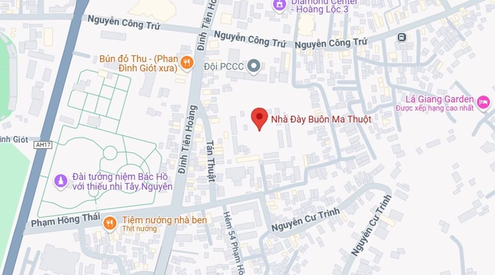 Nhà đày Buôn Ma Thuột cách trung tâm thành phố khoảng 1km về phía Đông Nam. 