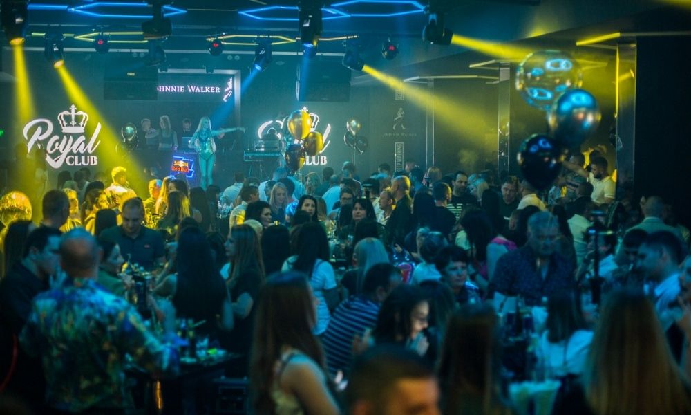 Club Royal Pub gây ấn tượng với không gian rộng rãi và hệ thống ánh sáng cực đỉnh