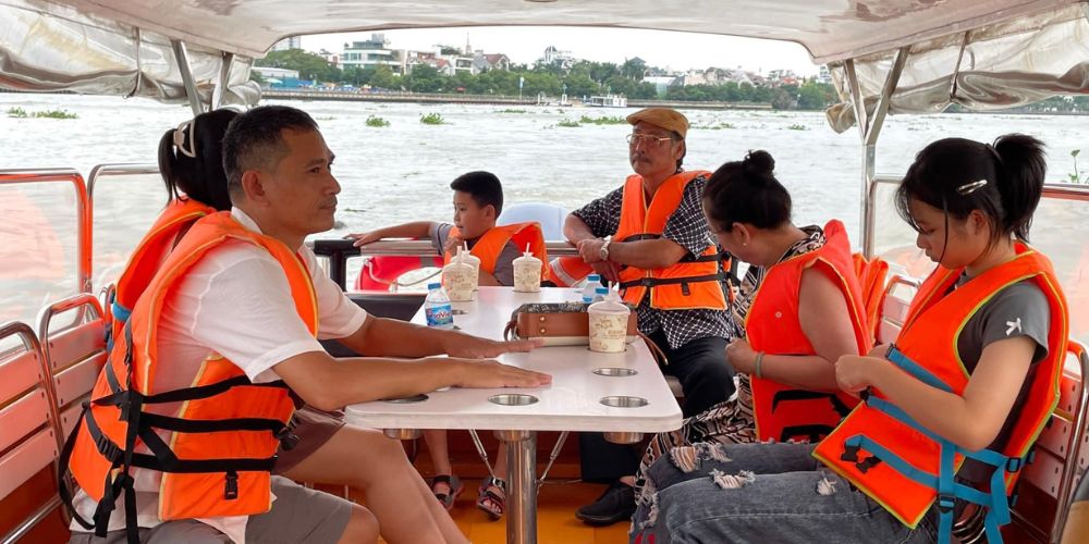 Cà phê Du Thuyền trang bị sẵn áo phao bảo đảm an toàn cho khách hàng.