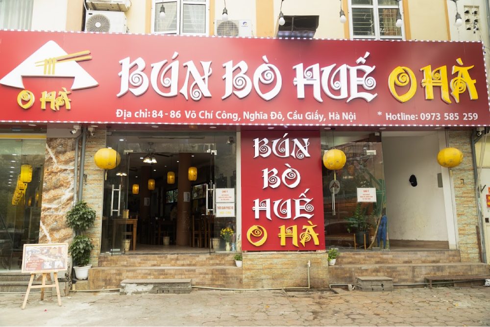 Quán Bún Bò Huế O Hà vừa phục vụ bún bò, vừa mang đến những đặc sản tại Huế đến Hà Nội