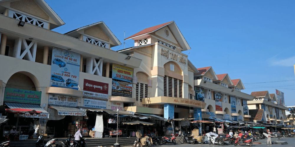 Khung cảnh bên ngoài chợ Tuy Hòa. 