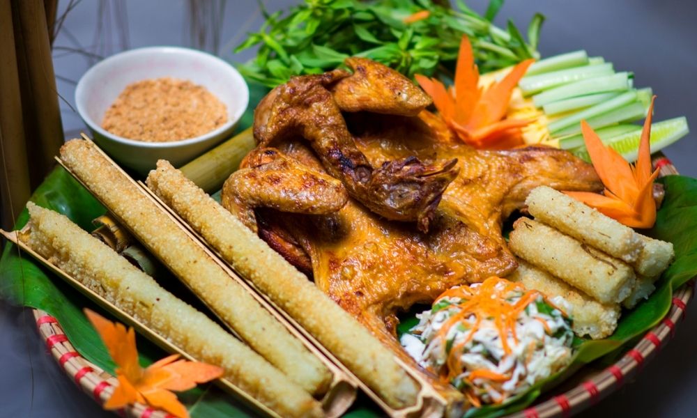 Đừng quên thưởng thức món cơm lam, gà nướng tại nhà hàng gần thác