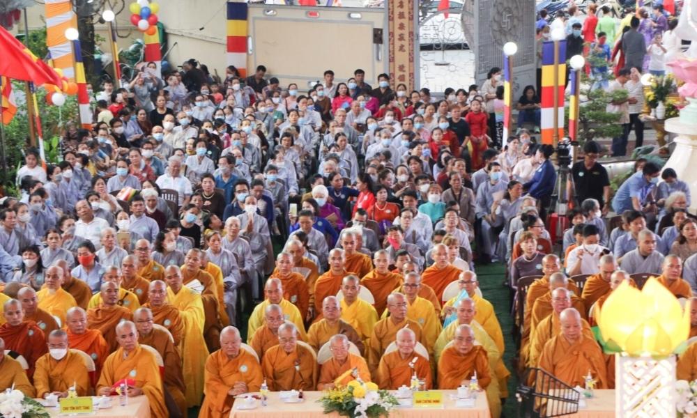 Hàng trăm phật tử thập phương quy tụ tại chùa trong ngày lễ Phật Đản (Ảnh: pgtphcm.vn)