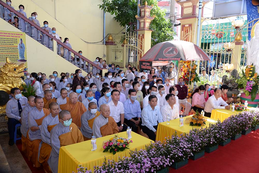 Chùa là nơi trang nghiêm, nên chú trọng trang phục và hành vi.