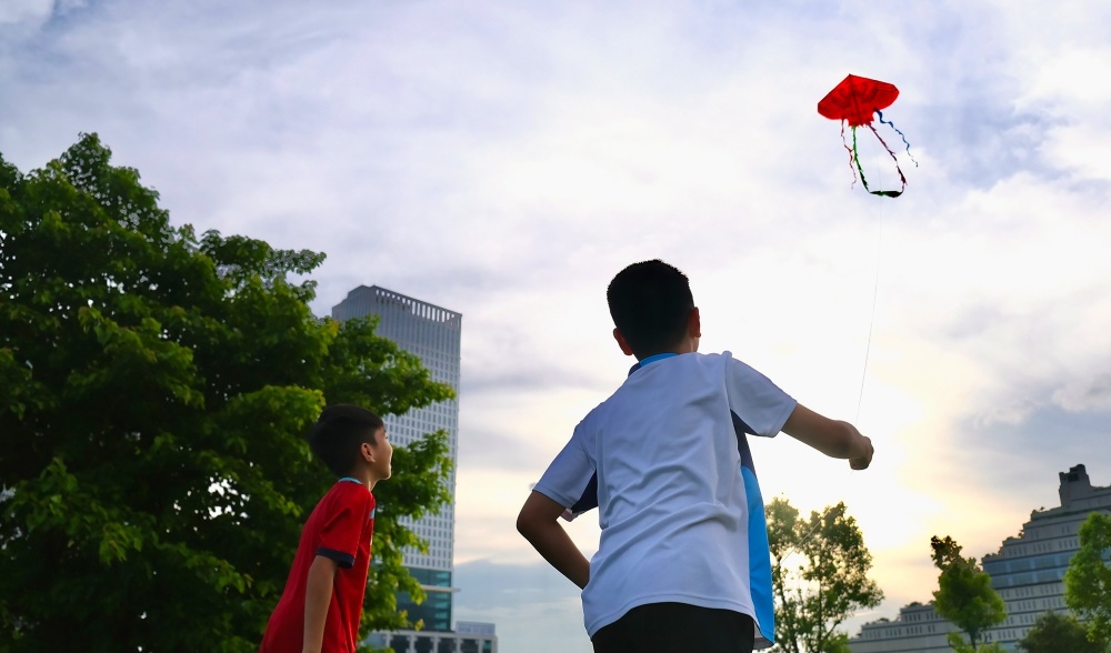 Các em nhỏ tự tin vui chơi giữa không gian tươi mát