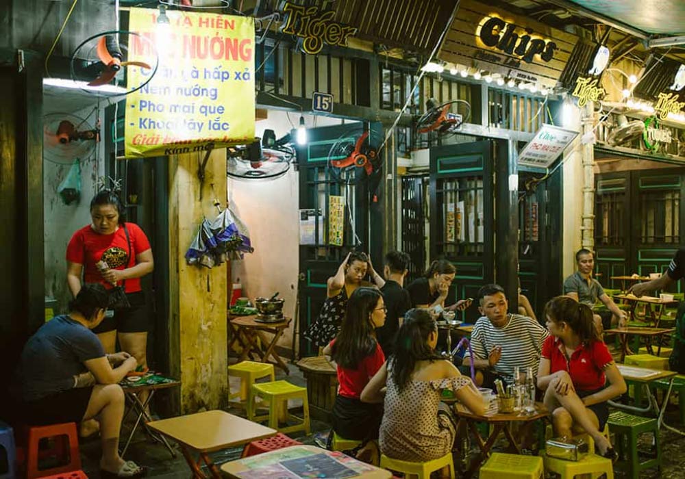 Nên đi ăn khuya cùng với người quen để đảm bảo an toàn