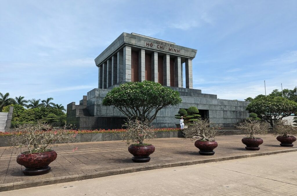 Lăng Chủ tịch Hồ Chí Minh nằm cách đền Voi Phục 4,4km (Ảnh: Google Maps)