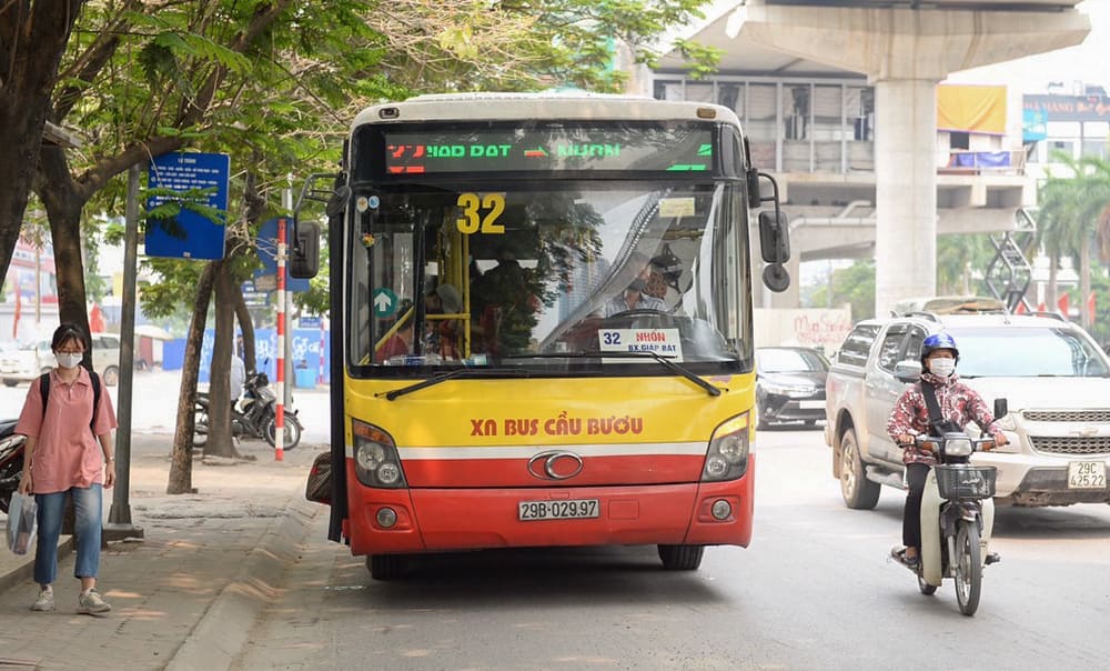 Bạn có thể chọn tuyến bus 32 đi qua hồ Thiền Quang để tiết kiệm chi phí