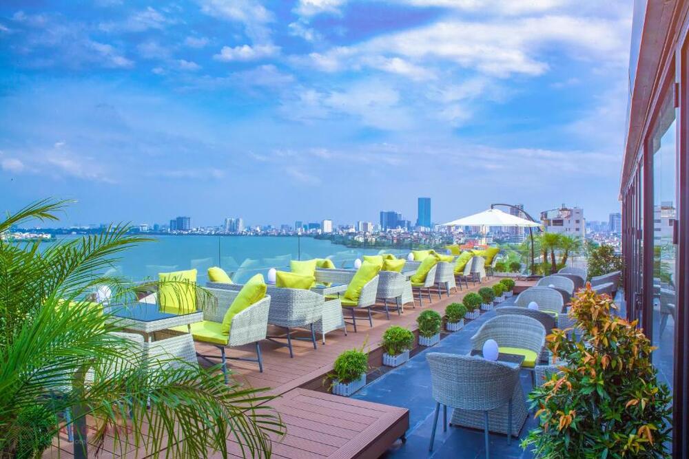 Toàn cảnh view hồ Tây xịn sò tại Parosand Hanoi Hotel (Ảnh: Sưu tầm Internet)