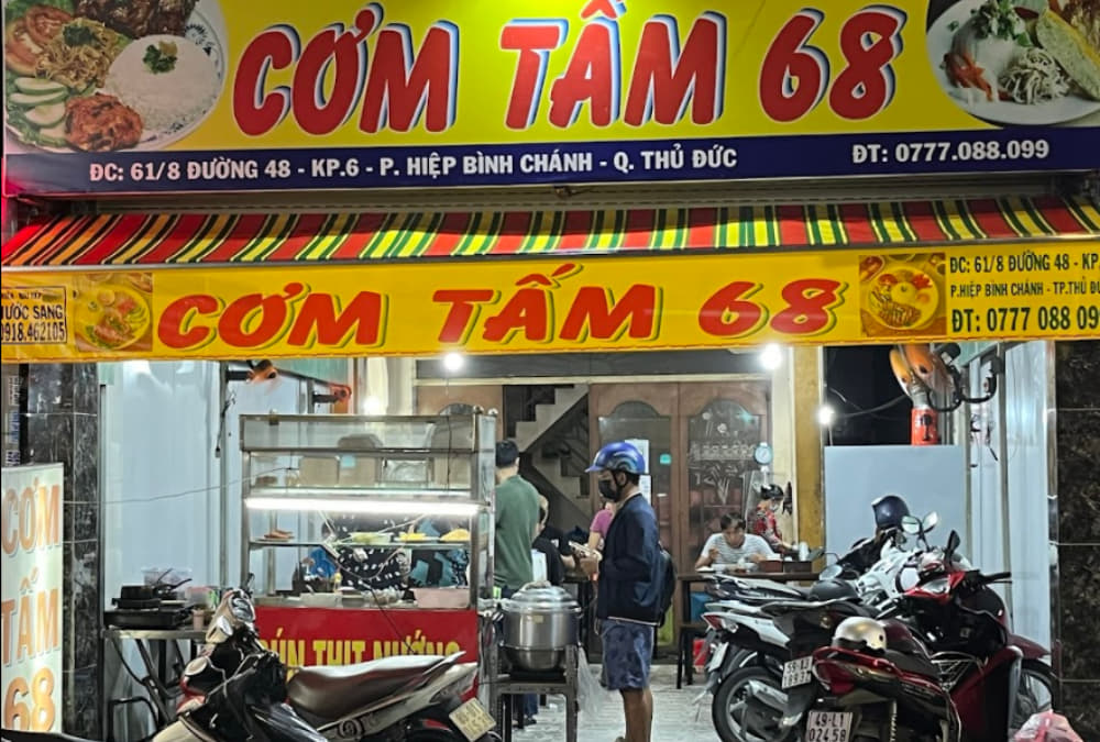 Cơm tấm 68 chỉ có bãi chỗ xe cho xe máy (Ảnh: Sưu tầm Internet)