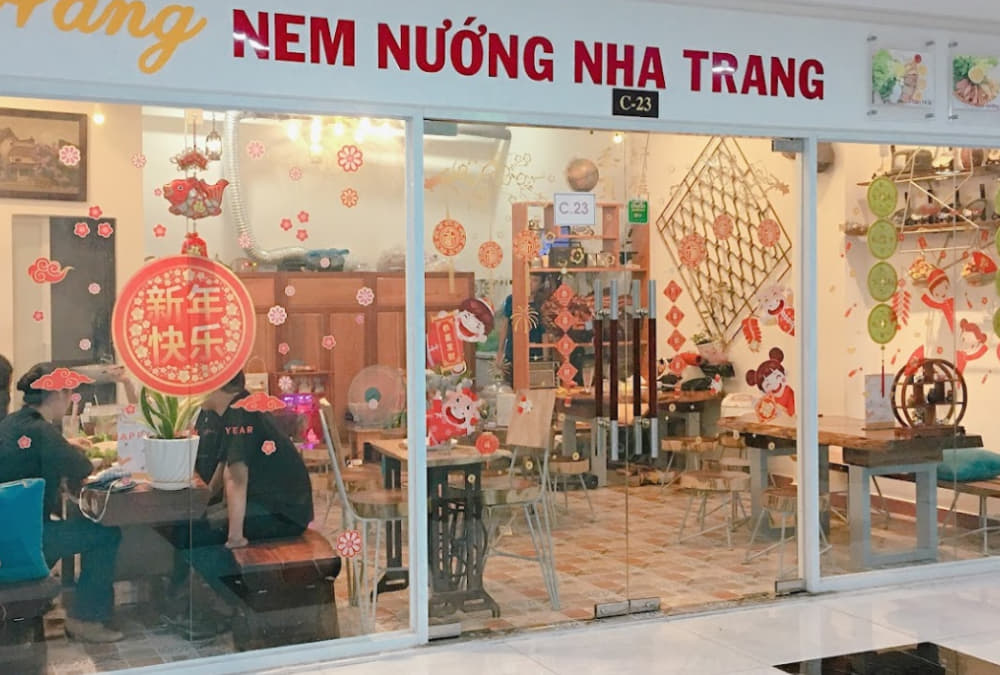 Quán Nắng - Nem nướng Nha Trang có không gian khá nhỏ (Ảnh: Sưu tầm Internet)