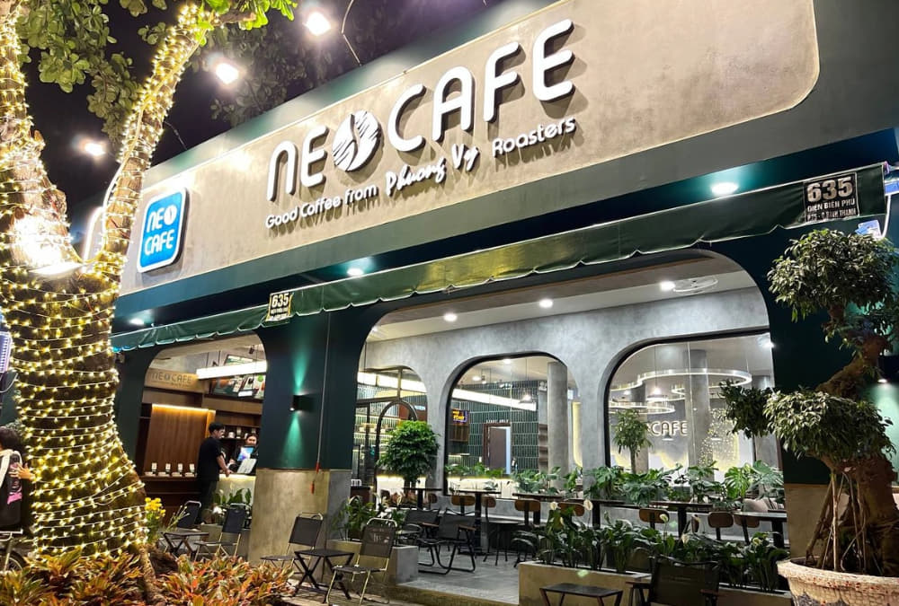 Khu vực ngoài trời của Neo Cafe thoáng mát, nhiều cây xanh. (Ảnh: Sưu tầm Internet)