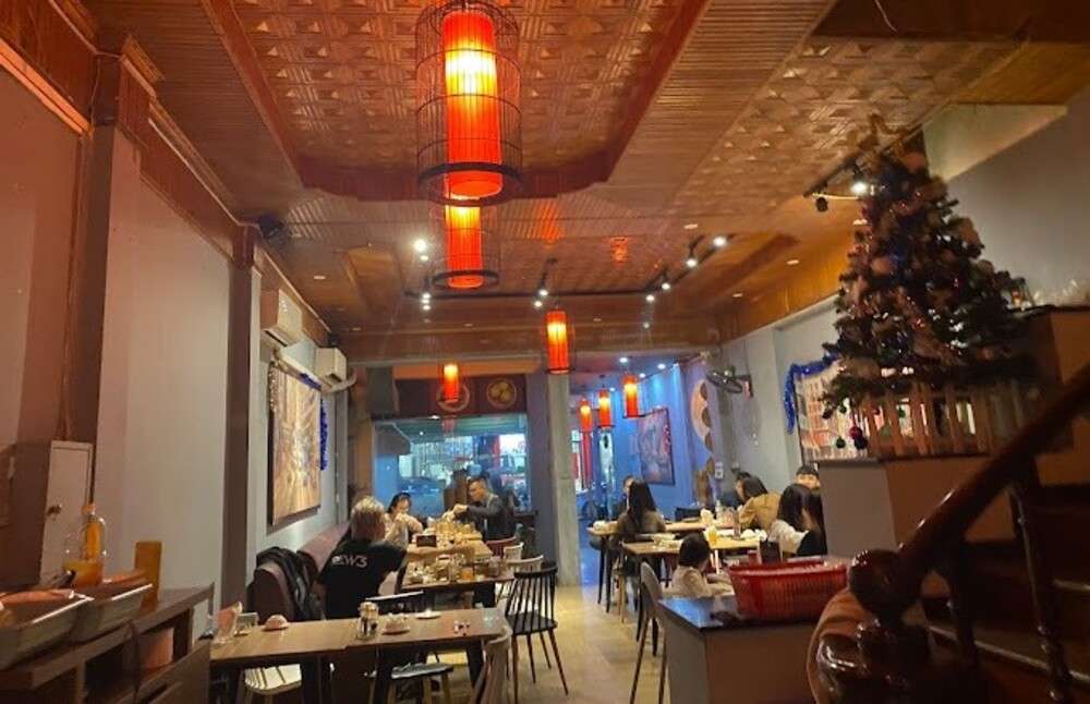 Không gian quán ấm cúng tại Dim Sum Corner Trung Hòa (Ảnh: Google Maps)