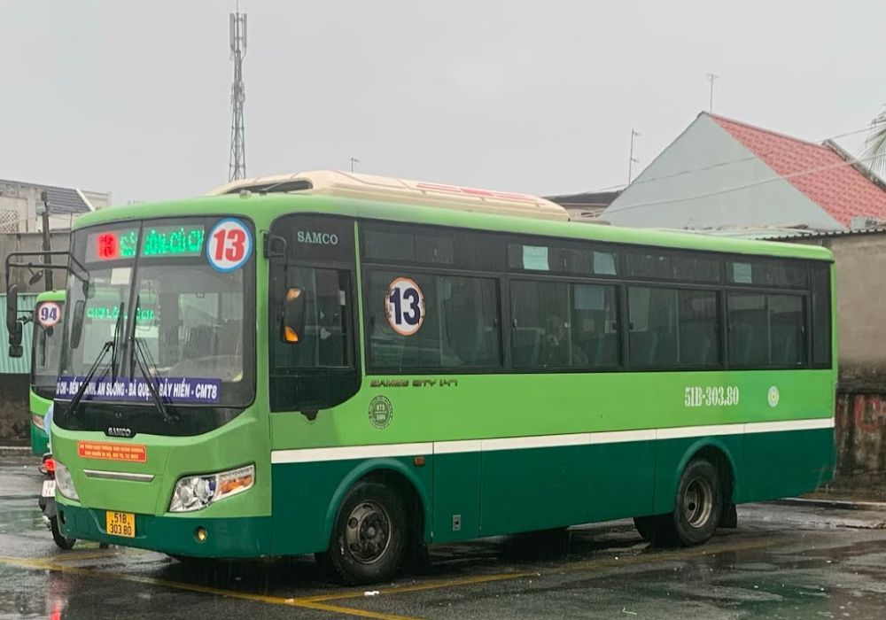 Bạn có thể lên chuyến xe bus 13 và dừng ở Trạm Bà Quẹo (Ảnh: Sưu tầm internet)