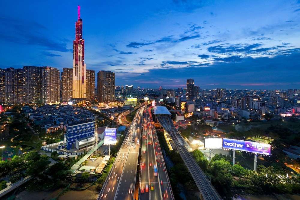 Tòa Landmark 81 nằm gần cầu Sài Gòn (Ảnh: Tạp chí Du lịch)