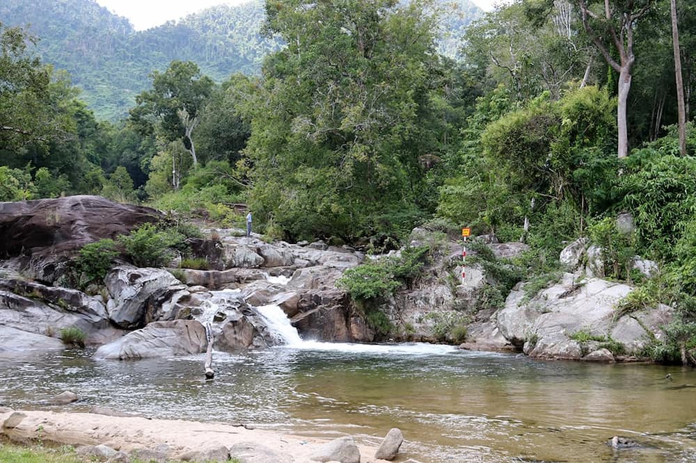 Đường đến hang đá Đăk Tuar với đường nhiều sỏi đá thích hợp cho người thích khám phá.