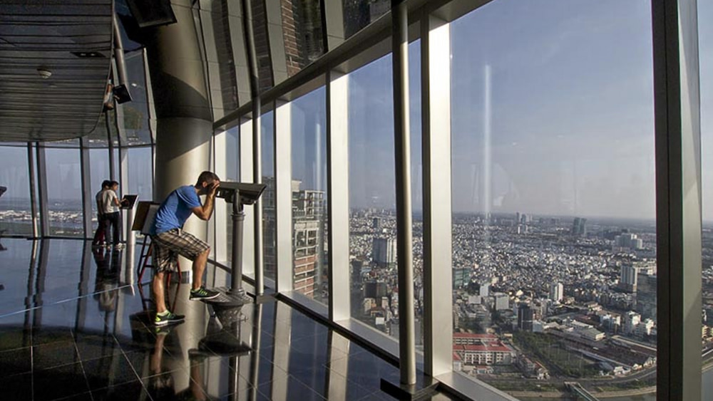 Saigon Skydeck luôn chào đón khách ghé quan sát tổng quan thành phố.