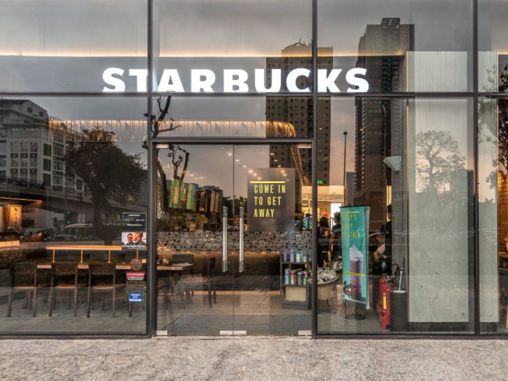 Starbucks Vincom Trần Duy Hưng phù hợp với những ai muốn tìm một không gian yên tĩnh để làm việc hoặc gặp gỡ bạn bè 