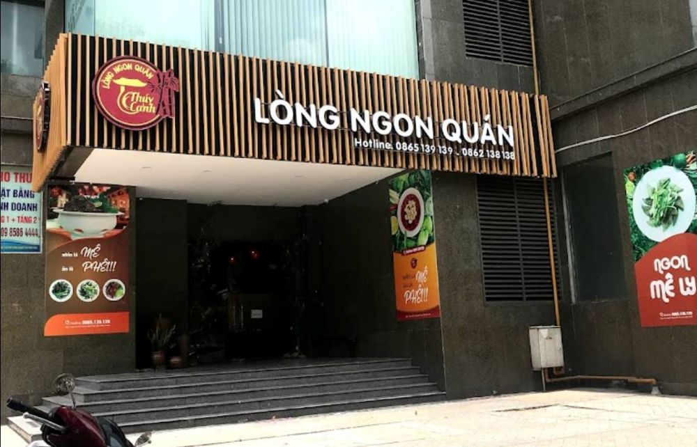 Trước quán Lòng Ngon Hoàng Đạo Thúy, Cầu Giấy 