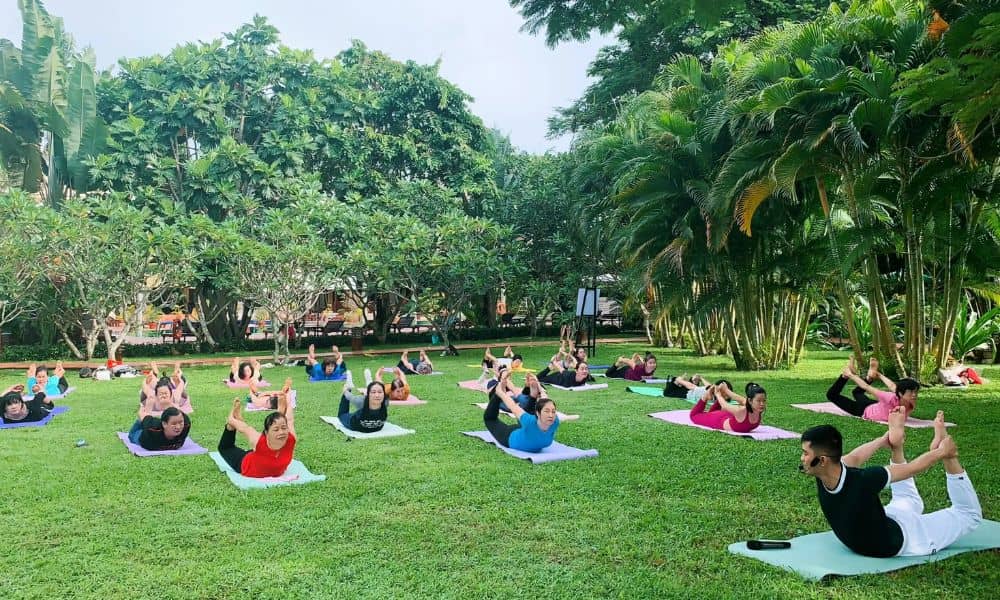 Lớp tập yoga tại công viên.