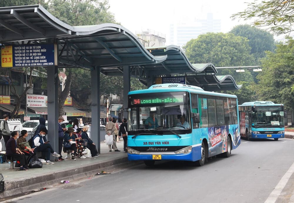 Xe bus là phương tiện di chuyển tiện lợi khi đến Hà Nội. (Ảnh: Sưu tầm Internet)