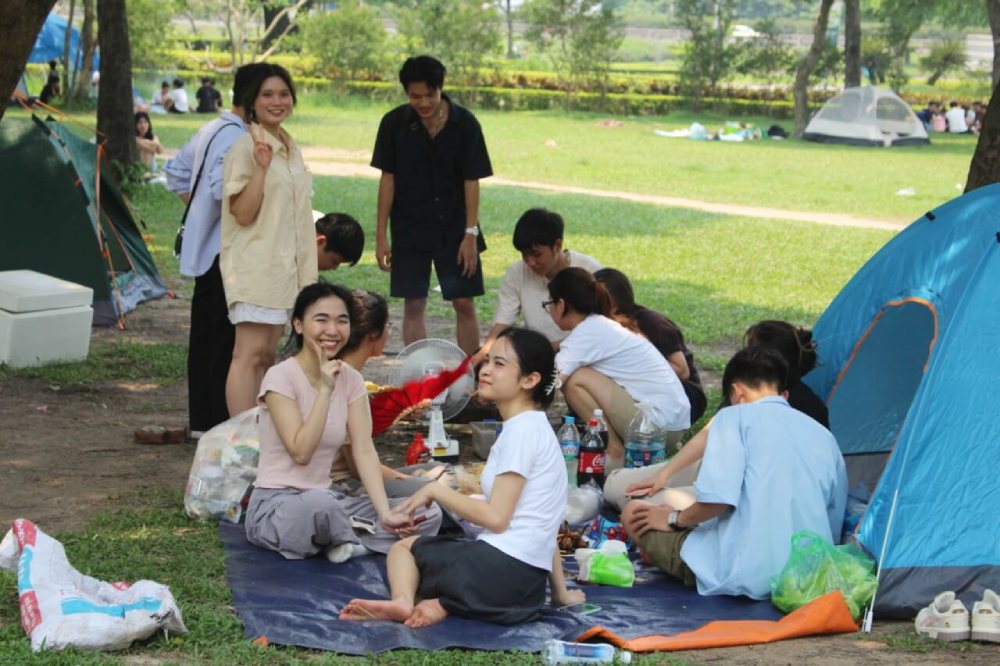 Công viên Thống Nhất là nơi lí tưởng để picnic cùng bạn bè và gia đình (Ảnh: sưu tầm Internet)