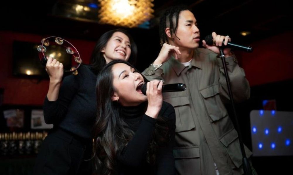 Karaoke Nhạc Việt ngày càng thu hút nhiều bạn trẻ đến ca hát. (Ảnh: Sưu tầm internet)